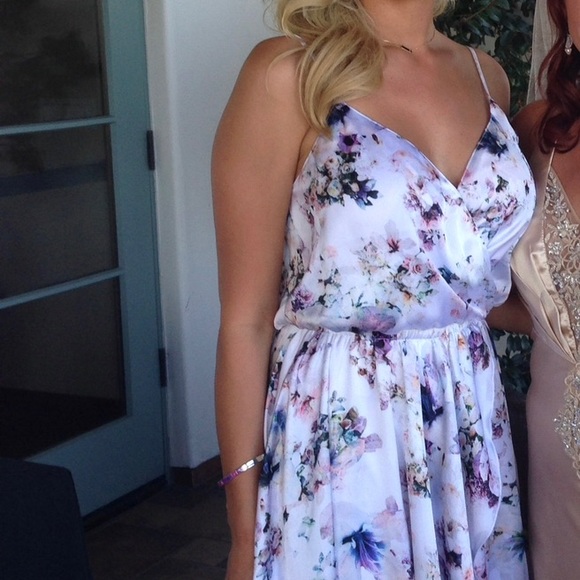 Show me your MuMu floral print size L waist band stretches. Straps adjust - Picture 7 of 13